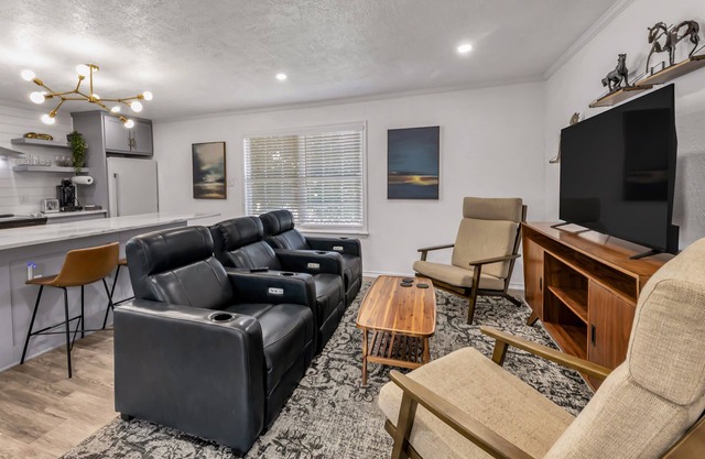 Mustang: 2 Bedroom/Walk to A&M/Comfy King Beds