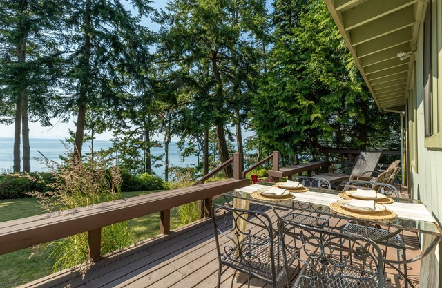 Mutiny Bay Waterfront Cabin by AvantStay | Views