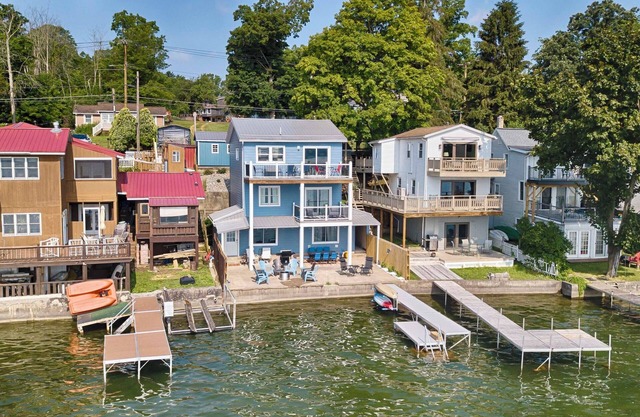 My Blue Heaven: Pet Friendly + Lakeside + Game Room!