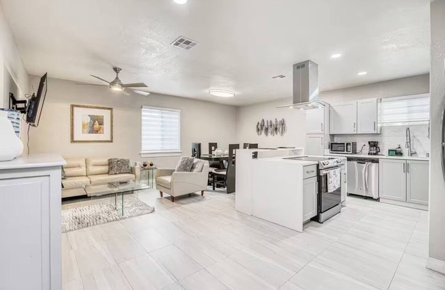 My Cozy Duplex “B” in the heart of West Side