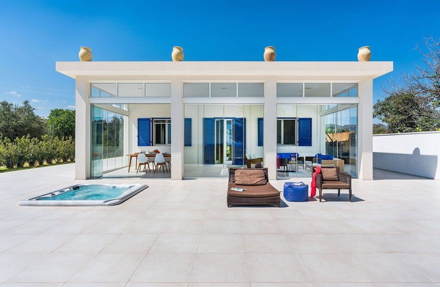 My Rental Homes - Villa Betty few steps away from a lovely bay easily reached on foot