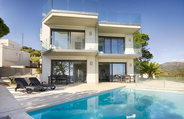 MYFENOLLEDA B - Preciosa casa en Grifeu con piscina compartida y parking - ES-228-126