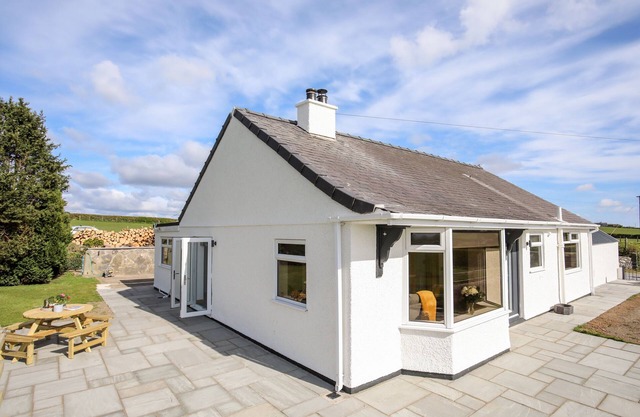 MYNYDD MWYN, family friendly, with hot tub in Llanfairpwllgwyngyll