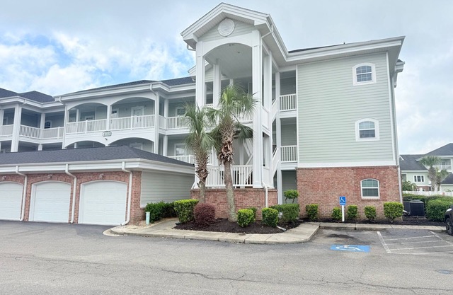 Myrtle Beach 2 Br Condo, Pool View,1 mile to beach, Close to Dining and Shopping
