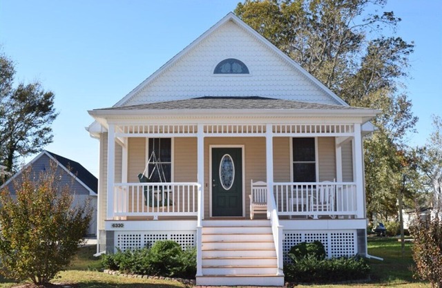 Myrtle on Mumford-Adorable Downtown Cottage w/Screened Porch