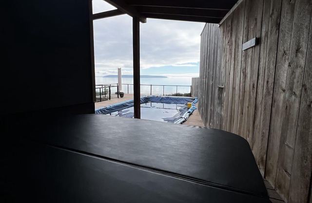 Mystery Reef Beach House a spacious serene waterfront retreat on the Salish Sea.
