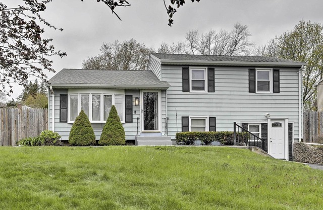NEW! Mystic House w/ Fenced Yard < 2 Mi to Dtwn!