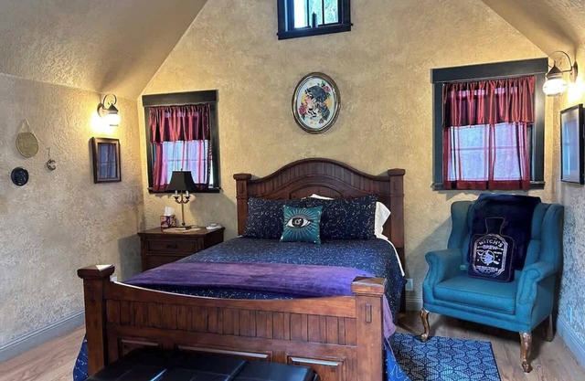 Mystic’s Cottage Queen Cabin Soaking Tub Wi-Fi AC