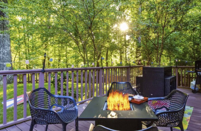 N Atlanta Home - Game Room, Firepit, BBQ, Sleeps 9