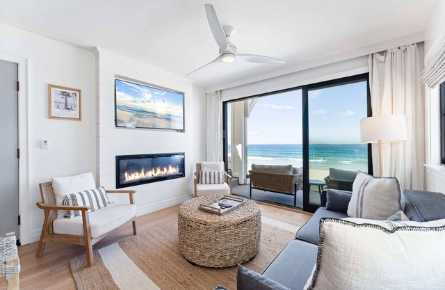 N Oceanfront Masterpiece with Rooftop & Hot Tub