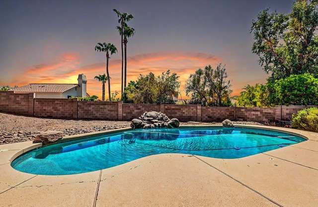 N.PHX-2Suites-BestYard4Dogs-Duplex-Living area splits masterbeds private-shared