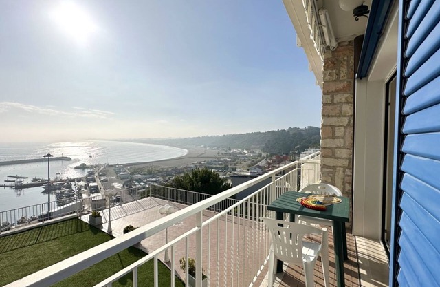 N019 - Numana, prestigious four-room apartment with sea view