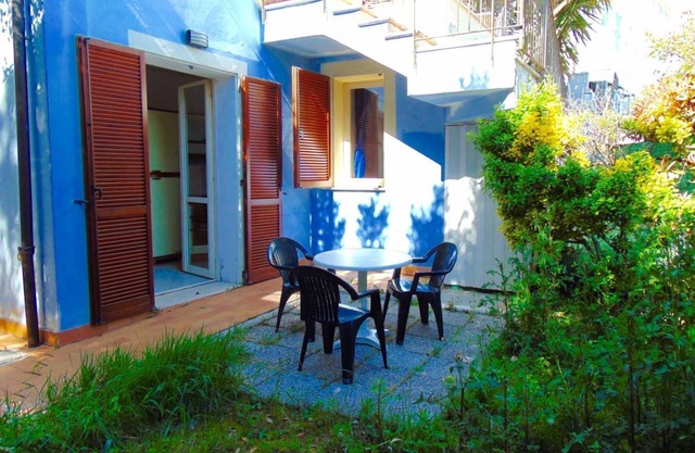 N157 - Numana, three-room apartment with garden in the center