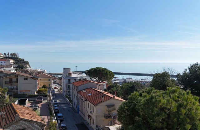 N281 - Numana, three-room apartment with sea view 100m from the beach