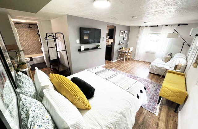 Nadia's Cozy Casita: Cute, Convenient & Pet-Friendly