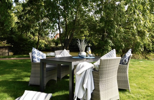 Neue EG-Ferienwohnung direkt an der Greetsieler Gracht mit Wasserzugang