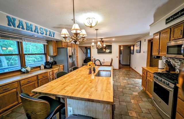 NamaStay! Peaceful Lake House w/ 5 bedrooms, large yard, WiFi & Large kitchen