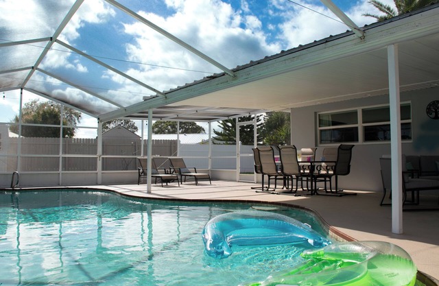 Namaste Getaway ☯ Heated Pool/ Private Yard -17 mins to the beach!