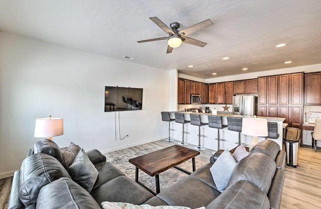 Nampa Townhome about 18 Mi to Downtown Boise!