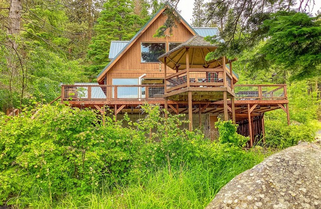 Nana and Papa's | Lakefront, dog-friendly home in Joseph with amazing yard, deck
