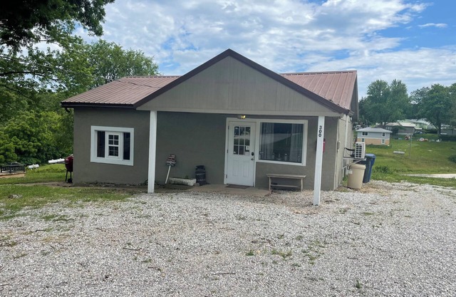 Nana’s Bunkhouse is a small little efficiency located in Houston, MO.