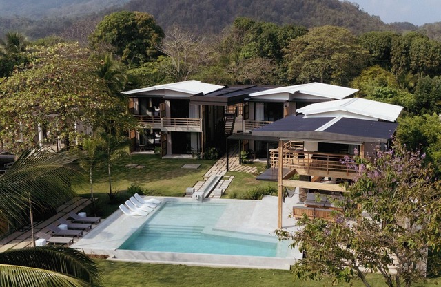 Nanku Coyote - Luxurious Beachfront Home w/ 8 Private Bedrooms and Infinity Pool