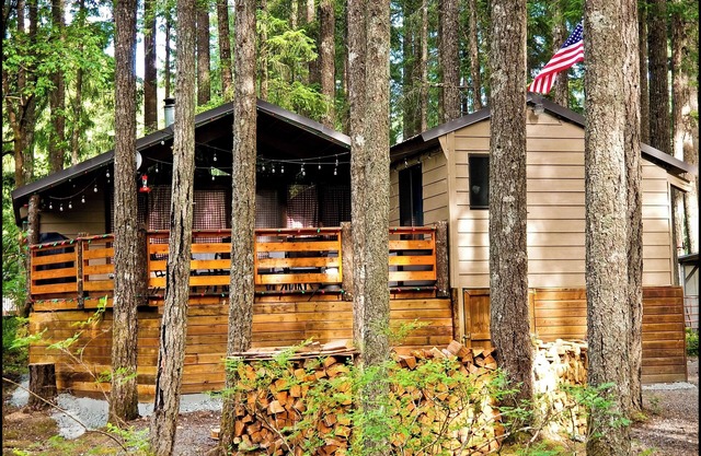 Nanook's Retreat - haustier- und kinderfreundliche, rustikale Hütte mit Klimaanlage, WLAN und Retro-Gaming!