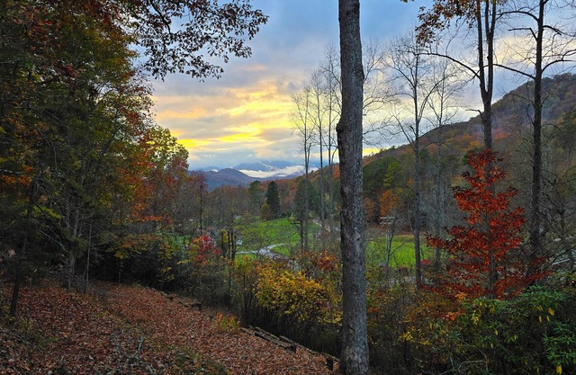 Nantahala Nookie Nook: A playful retreat w/stunning long-range mt sunset views