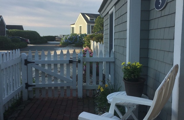 Atemberaubende Nantucket Style Designer Seaside Cottage - Schritte zum privaten Strand