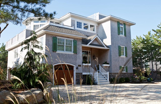 Strandhaus im Nantucket-Stil mit Pool und Spa, nur wenige Schritte vom Meer entfernt