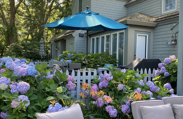 Nantucket Style Cottage Steps from Private Beach