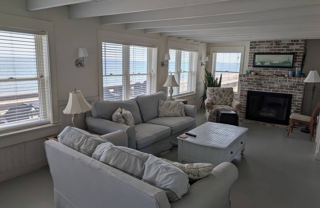 Haus am Meer im Nantucket-Stil direkt an einem Sandstrand
