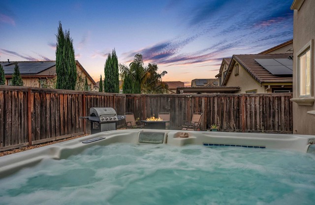 Napa Wine Country Hot Tub/Arcade/Pool Table Fun 5B