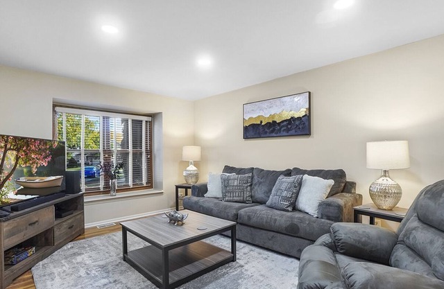 Naperville Rental - Woodview Ln