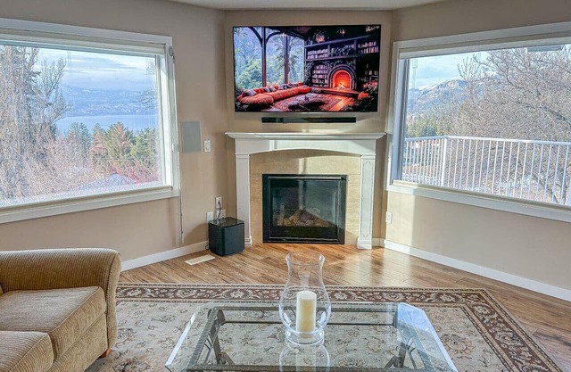 Naramata Countryside Cottage with View
