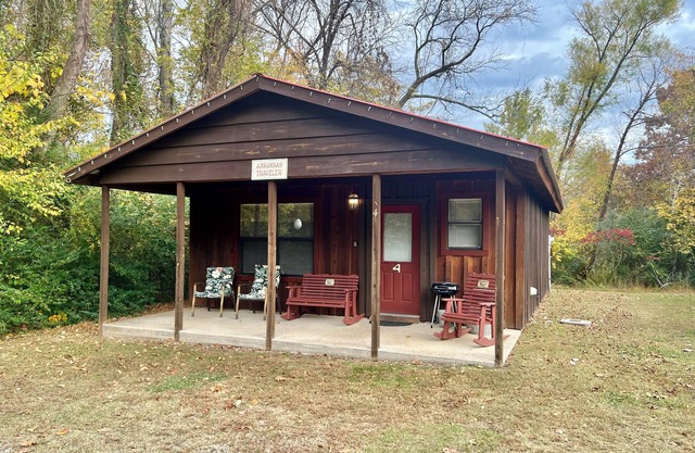 Arkansas Traveler #4 walk to square in Mountain View 2-room cabin New to Vrbo