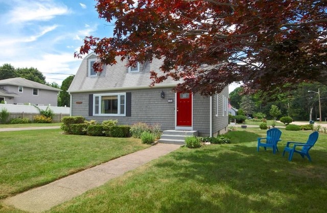 Narragansett Pier Immaculate, peaceful 5 bedroom cottage 1 mile to beach!