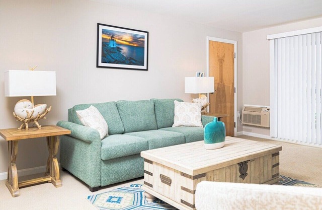 Narragansett Pier - Ocean Road Apartment