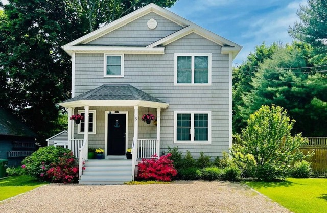 NARROW RIVER GEM: Kayaks, Mins to Gansett Beach, Central AC, Boat Ramp, LOCATION