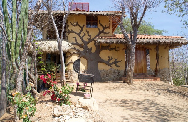 Natural earthen house with art everywhere! 360 degree views