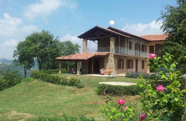 Naturstein- Landhaus auf Hügelkuppe mitten im Feinschmeckerparadies LANGHE