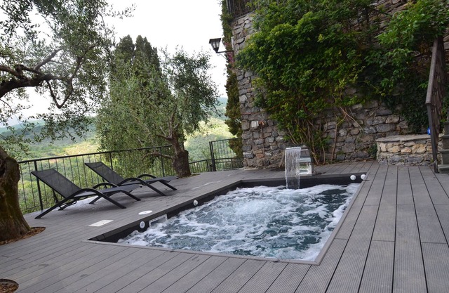 großes Natursteinhaus in Panoramalage mit Pool und Garten