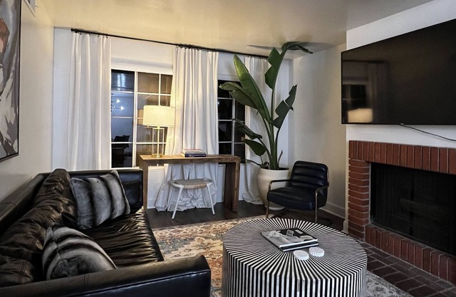 Naturally Lit Luxury & Stylish 2 Bedroom Apt with Pool