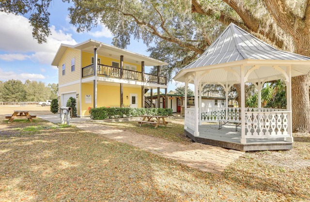 Nature Coast Hideaway w/ Deck on 5 Acres