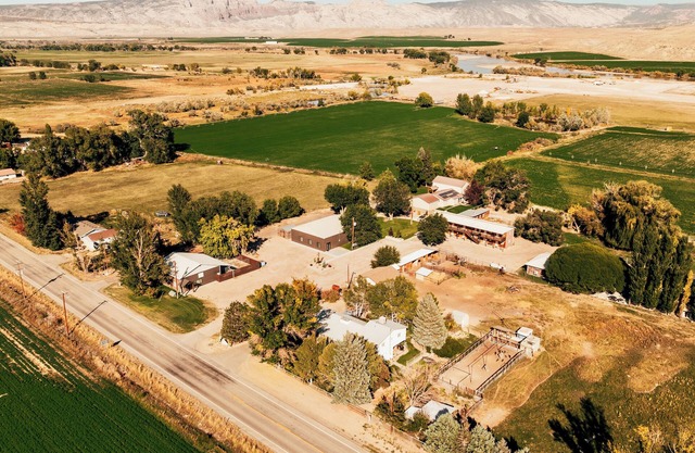 Nature Lodge SLEEPS 80+ Family Reunions, Corporate Retreats. Entire Facility