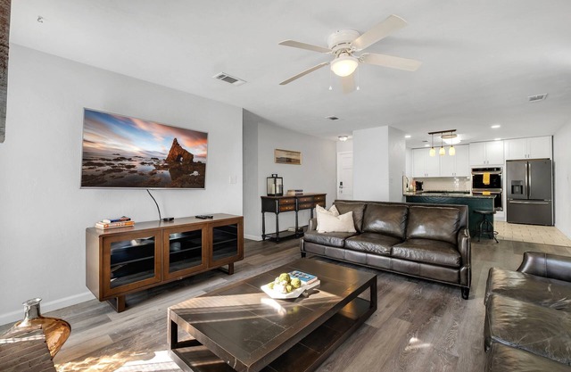 Nature Lover's Oasis, Charming 3-bedroom house with WiFi, AC and fireplace