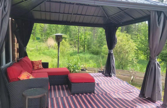 Nature lover’s retreat in the forest. Near hiking, skiing, swimming, etc