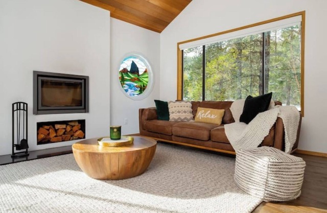Nature Retreat: Renovated Lakeside Chalet w/ Hot tub, Water & Mountain Views