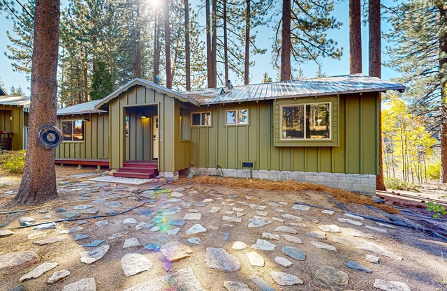 Nature retreat with large patio, wood stove, WIFI, & conveniently located!