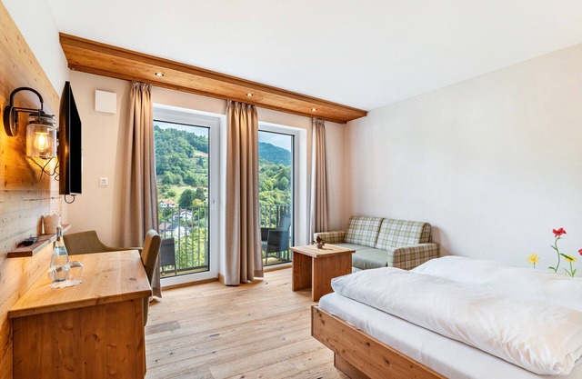 Naturzimmer 'Blumenwiese' mit Balkon, WLAN und Klimaanlage